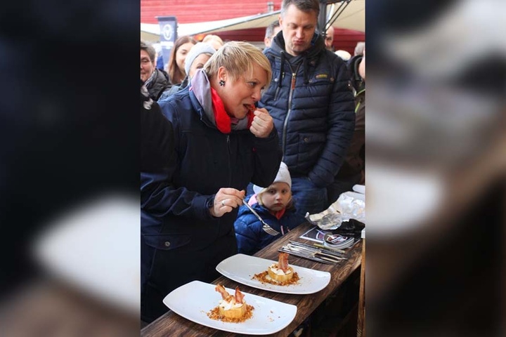 Zuschauerin Sabine Klausing scheint's zu schmecken. Das kleine Mädchen neben ihr wirft ihr neidische Blicke zu.