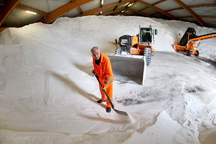 Noch ist genug Salz auf Lager: Knapp 5000 Tonnen liegen bereit.
ASR-Mitarbeiter Dietmar Grund (63) und seine Kollegen sind auf den Kälteeinbruch
vorbereitet.