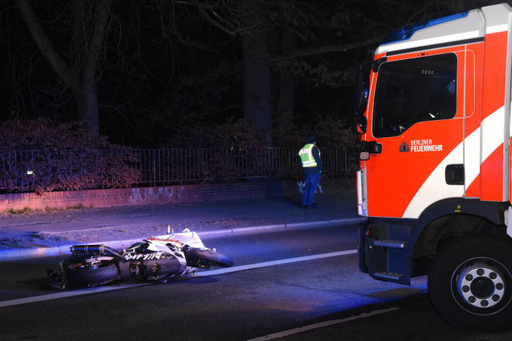 Das Motorrad liegt auf der Fahrbahn.