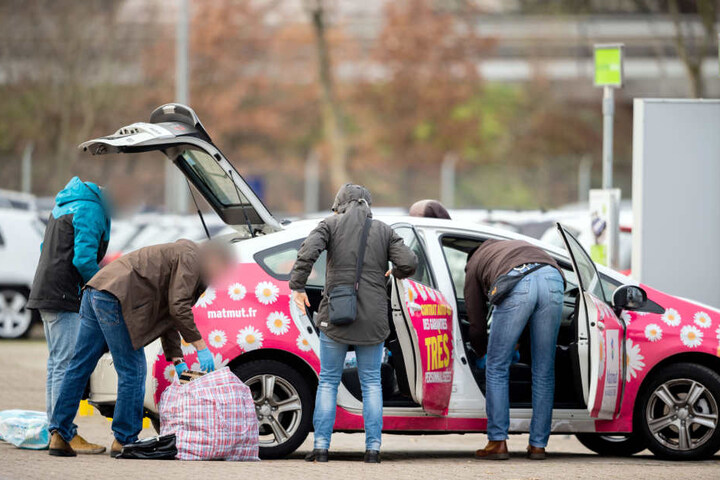 Ein französisches Taxi, das die Polizei auf der A1 bei Bremen gestoppt hat, wird auf dem Hof eines Automobilverkäufers untersucht.