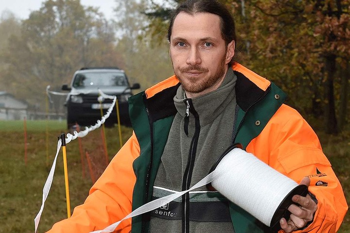 Normalerweise geht André Klingenberger (38) mit Flatterband gegen
aufdringliche Wölfe vor, nun müssen Steine und Gummigeschosse ihren Dienst
tun.