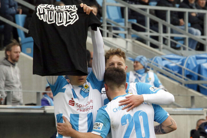 CFC-Torjäger Daniel Frahn hielt während des Spiels ein Trikot mit der Aufschrift: "Support your local Hools" hoch.