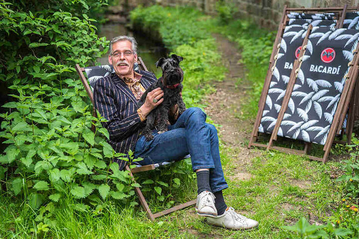 Wirt Alexander Ockel (51) nimmt mit Hündin Lotte im Liegestuhl an der Prießnitz Platz.