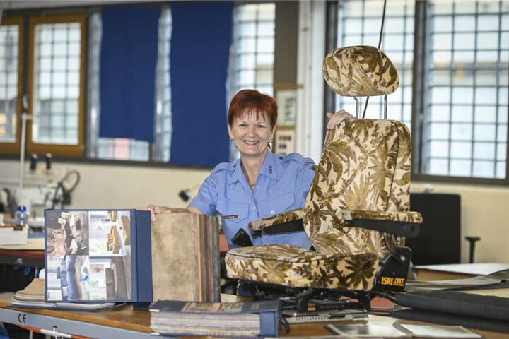 Chefpolsterin Angela Holder (52) arbeitet mit Knackis in der Polsterei.