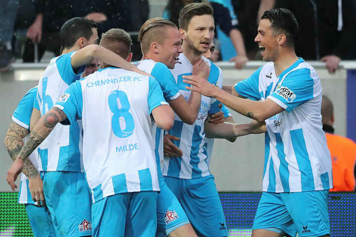 Der Chemnitzer FC gewann ein denkwürdiges Halbfinale gegen den 1. FC Lok Leipzig im Elfmeterschießen.
