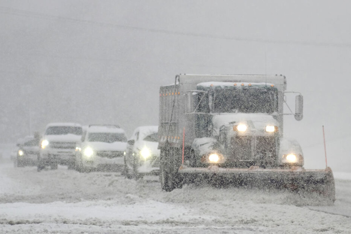 Autos folgen einem Schneepflug auf der Straße US 301 im County Hanover.