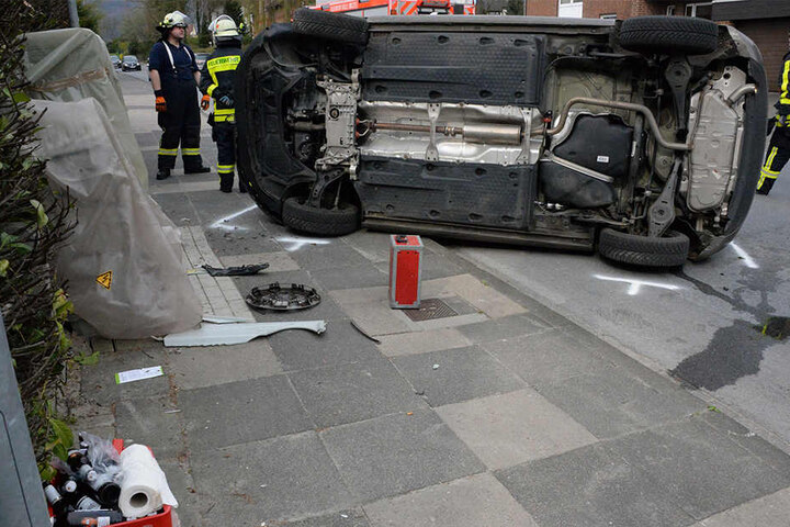 Bei dem Unfall krachte der Golf in einen Internetverteiler- und Stromkasten.