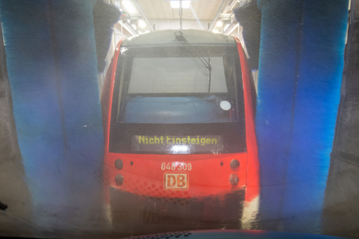 Bis der gesamte Zug endlich wieder blitzblank ist, braucht es viel Wasser und Chemie.