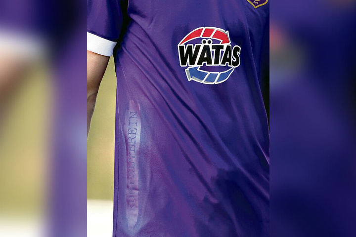 Im Hüftbereich steht im neuen Trikot der Schriftzug "Kumpelverein". Eine Hommage an die Auer Fans, wie FCE-Geschäftsführer Michael Voigt sagt.