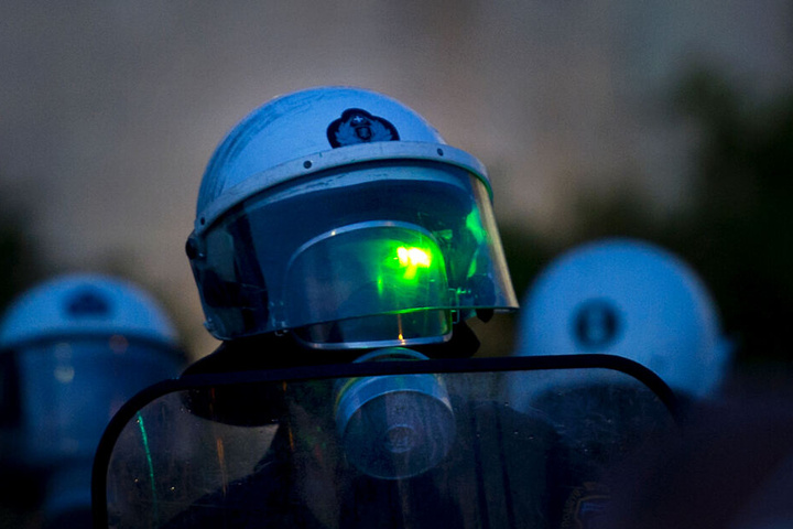 Eine Polizistin wird während einer Demonstration mit einem grünen Laser geblendet: Die Gewalt gegenüber Einsatzkräften nimmt zu. (Archivbild)
