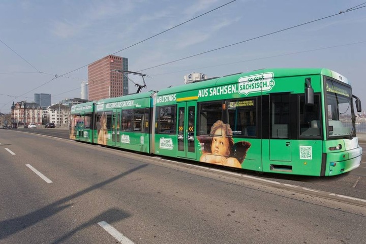 Auch auf Straßenbahnen in Frankfurt am Main wurde schon für Sachsen geworben.