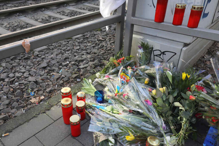 An der Unfallstelle legten Menschen Kerzen und Blumen im Gedenken an den getöteten Polizisten nieder. 