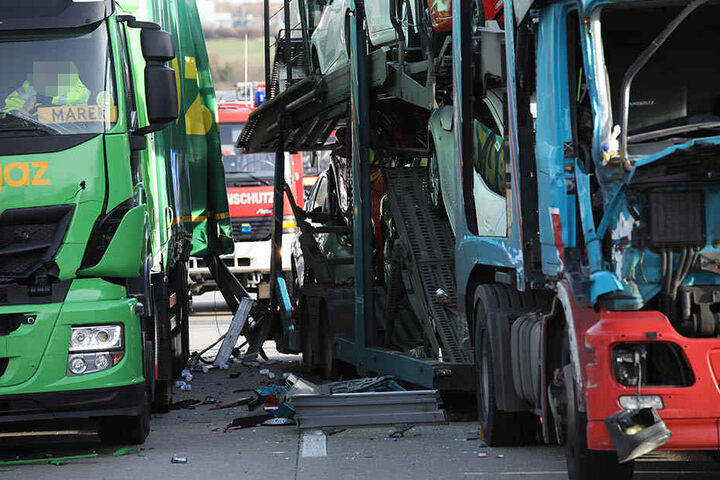Drei LKW und ein PKW kollidierten.