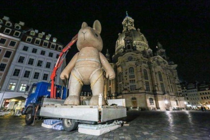 Teilnehmer sollten dem Riesen-Hasen ihre Ängste opfern.