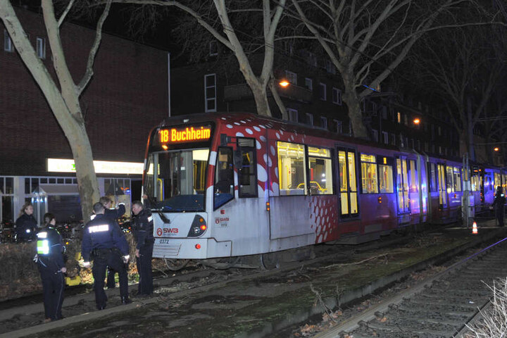 Polizisten untersuchen den Unfall-Ort.