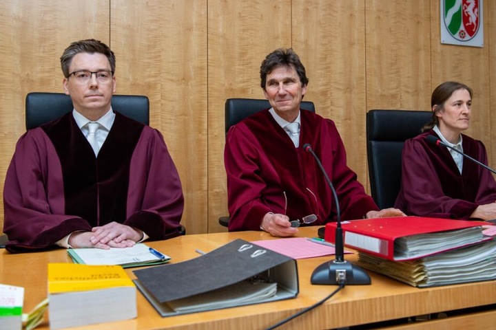 Der Vorsitzende Richter, Max-Jürgen Seibert (m) sitzt mit seinem Berichterstatter Andre Niesler (l) und der Richterin Maren Sarnighausen vor dem Oberverwaltungsgericht in Münster.