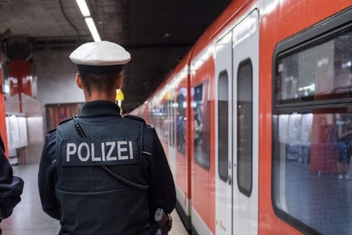 Die Polizei musste sich in Augsburg einem Mann ohne Fahrschein annehmen. (Symbolbild)