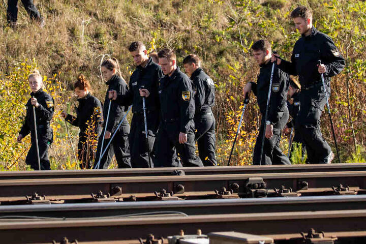Über 150 Polizisten suchten auf der Zugstrecke nach Spuren.