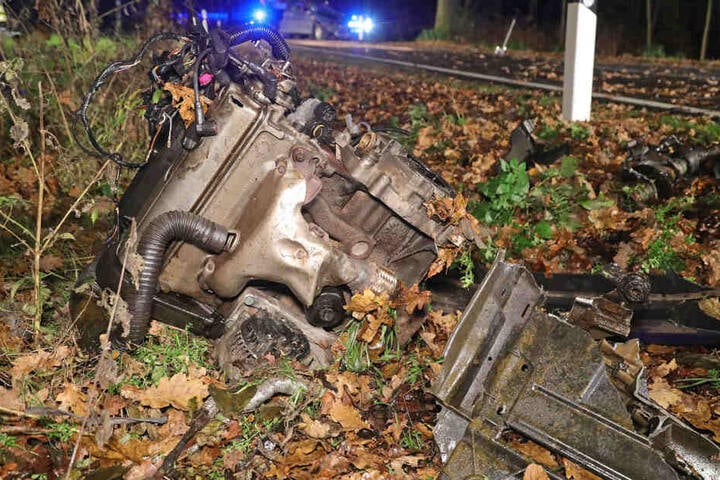 Der Motor des Kleinwagens wurde bei dem Unfall aus dem Auto geschleudert.