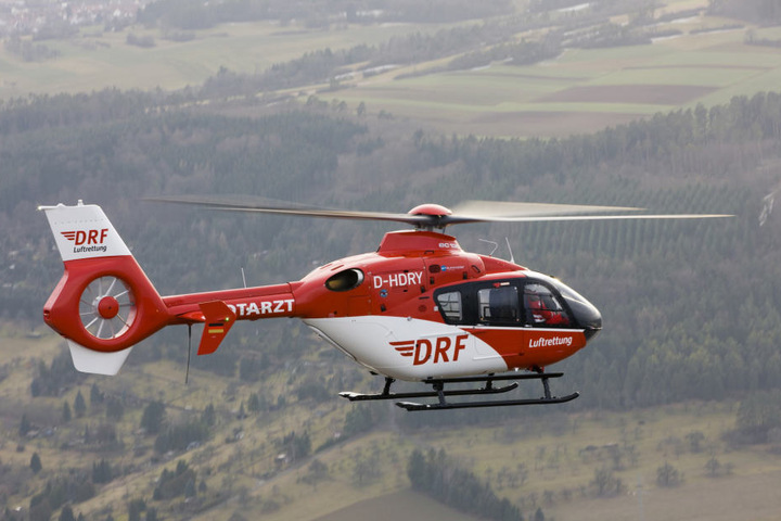 Der Verletzte wurde mit dem Hubschrauber ins Krankenhaus gebracht. Er schwebt in Lebensgefahr.