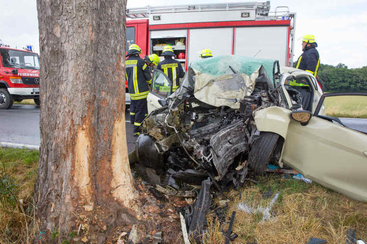 Ein Auto war zwischen Kamenz und Brauna frontal gegen einen Baum gerast.