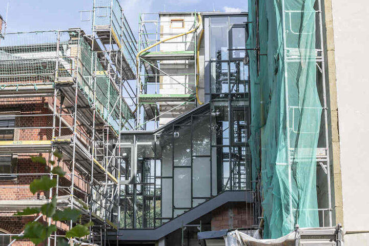 An der Grundschule Harthau wurde ein Verbinder gebaut und ein Aufzug installiert.