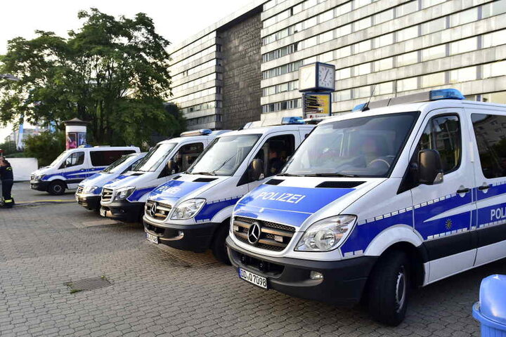 Ein Großaufgebot der Polizei vorm Nischel verhinderte Schlimmeres.