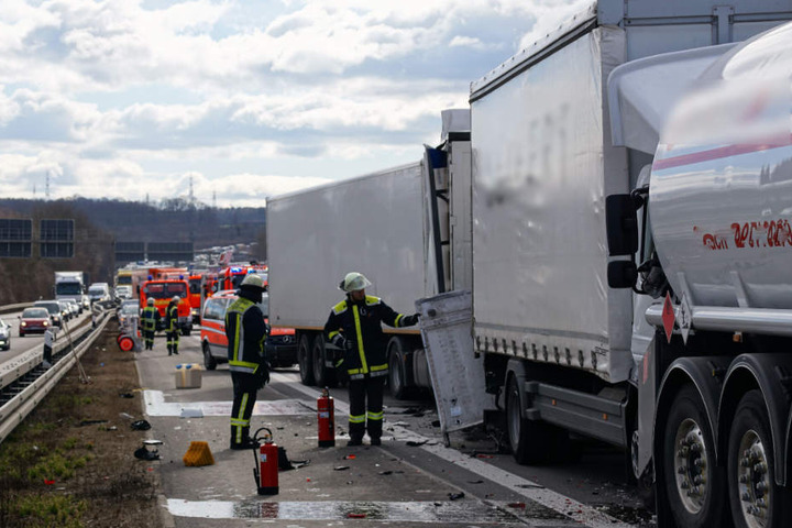 Auch dem Fahrer des zweiten Lastwagens (2.v.r.) gelang es, abzubremsen. Der hinterste Lkw fuhr schließlich auf.