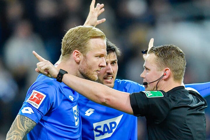 ...ganz im Gegensatz zu den Kickern der TSG 1899 Hoffenheim. Hier nahm Kampka einen Handelfmeter nach Ansicht der Video-Bilder zurück.