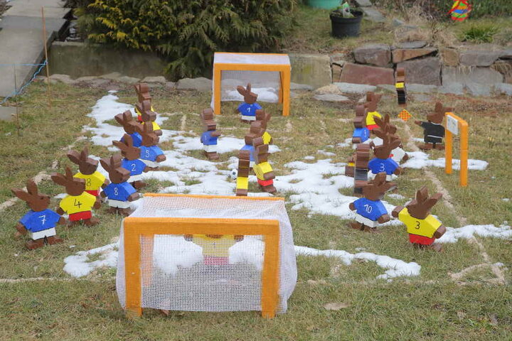 Fußball spielen dürfen sie auch.