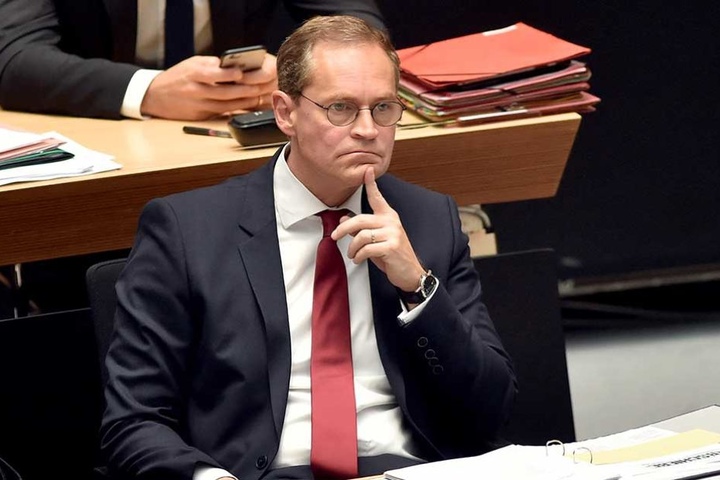 Berlins Regierungschef Michael Müller sieht eine neue Debatte um das Nachtflugverbot am BER kritisch.