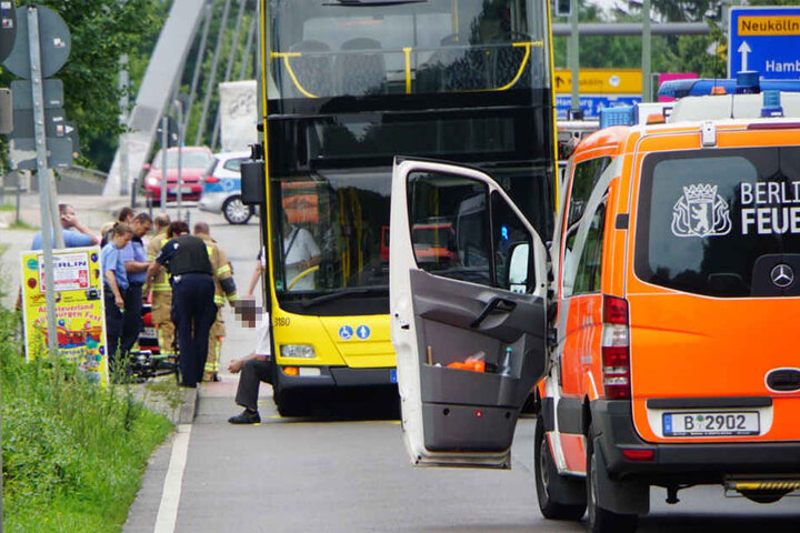 Die Einsatzkräfte sicherten den Unfallort. Der Busfahrer sitzt sichtlich geschockt am Türeinstieg des Busses.