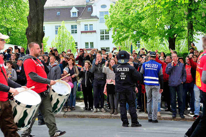 Trommelwirbel für den "nationalen Widerstand": Menschen pfiffen die Rechten überall aus.