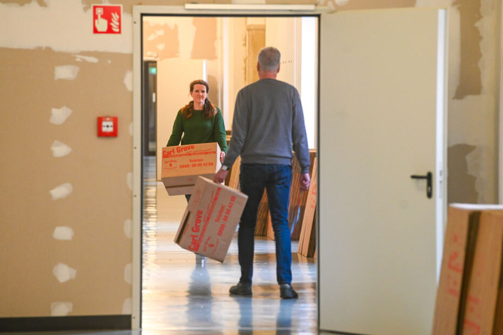 Im Rathaus werden Kisten gepackt und geschleppt. Das Jugendamt steckt mitten im Umzug.