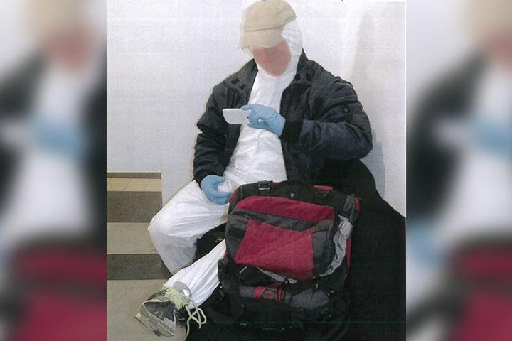 So soll die Situation ausgesehen haben. Die Polizei Hamm stellte die Szene mit einem Beamten im weißen Overall nach.
