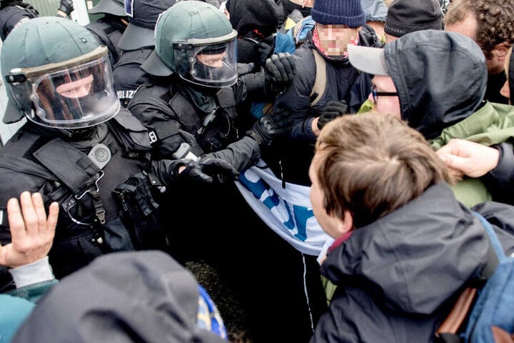 Polizeibeamte treffen immer wieder auf Menschen, die sie beleidigen, bedrohen oder attackieren. (Symbolbild)
