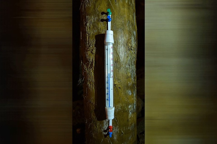 In 80 Metern Tiefe zeigt das Thermometer frische sieben Grad.