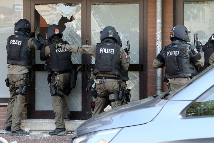 Bewaffnete SEK-Beamte bei der Stürmung eines Objektes. (Symbolbild)