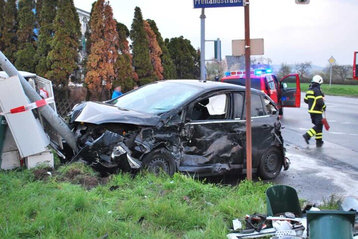 Das Auto war nach dem Unfall nur noch Schrott.