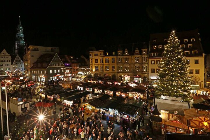 Auf dem Zwickauer Weihnachtsmarkt warten mehr als 100 Händler auf ihre Kunden.