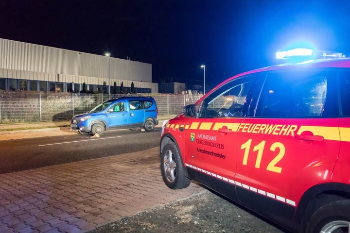 Der Dacia erfasste einen Mann, der vermutlich auf der Straße saß.