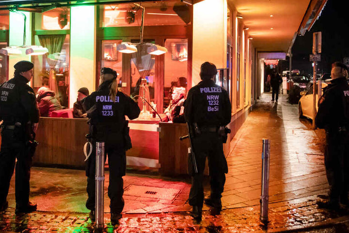 Bei einer Razzia geht die Polizei gegen Clan-Kriminalität vor. (Archivbild)