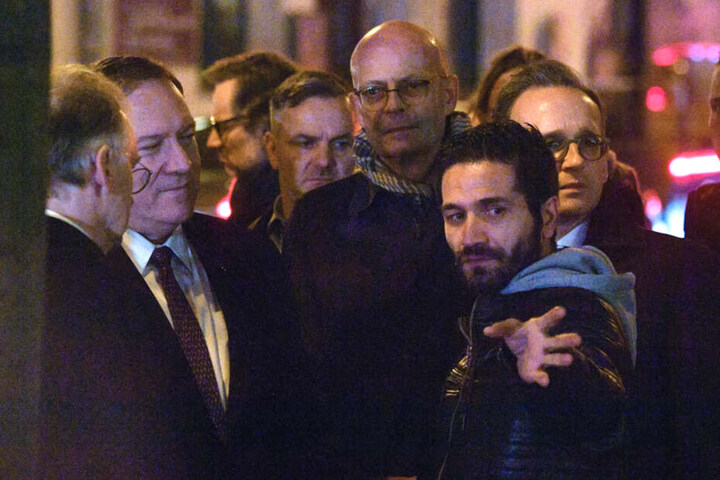 Izzet Cagan (vorn), Inhaber des vom Attentat betroffenen Kiez-Döners, im Gespräch mit dem US-Außenminister, Halles Oberbürgermeister Bernd Wiegand (parteilos, Glatze) und Heiko Maas.