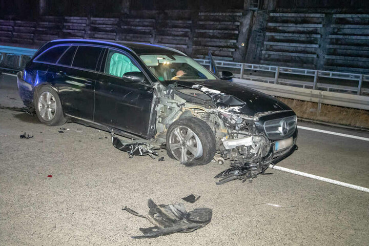 Der Mercedes wurde stark beschädigt.