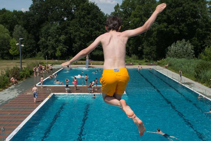 Die wenigen richtig heißen Sommertage lockten reichlich Dresdner zum Beispiel ins Freibad Wostra.