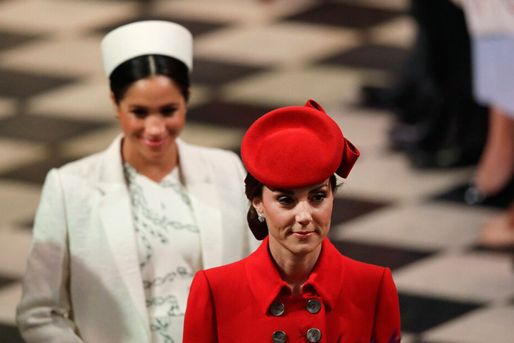 Herzogin Kate (re.) und Herzogin Meghan verlassen nach einer Messe anlässlich des Commonwealth Day am 11. März die Westminster Abbey.