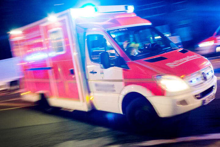 Im Rettungswagen wurde der Mann mit Polizei-Begleitung in ein Krankenhaus eingeliefert (Symbolbild).