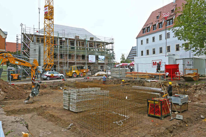 Derzeit laufen die Bauarbeiten für die 13 Wohnungen und zwei Gewerbeeinheiten auf Hochtouren.