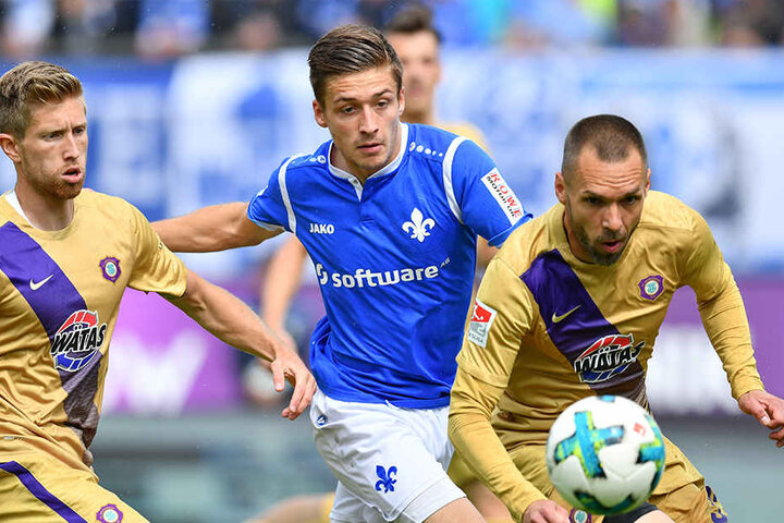 Kampfbetont und mit reichlich Biss: Sebastian Hertner (l.), Darmstadts Marvin Mehlem und Christian Tiffert kämpfen um den Ball.