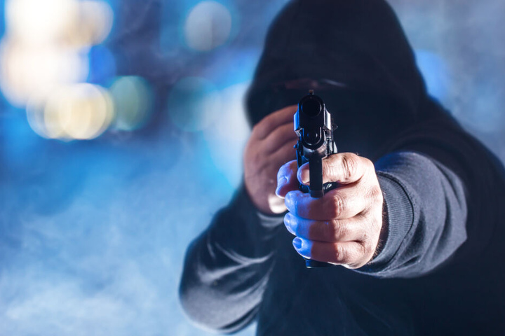 Die Männer bedrohten die Frau mit einer Waffe (Symbolfoto).